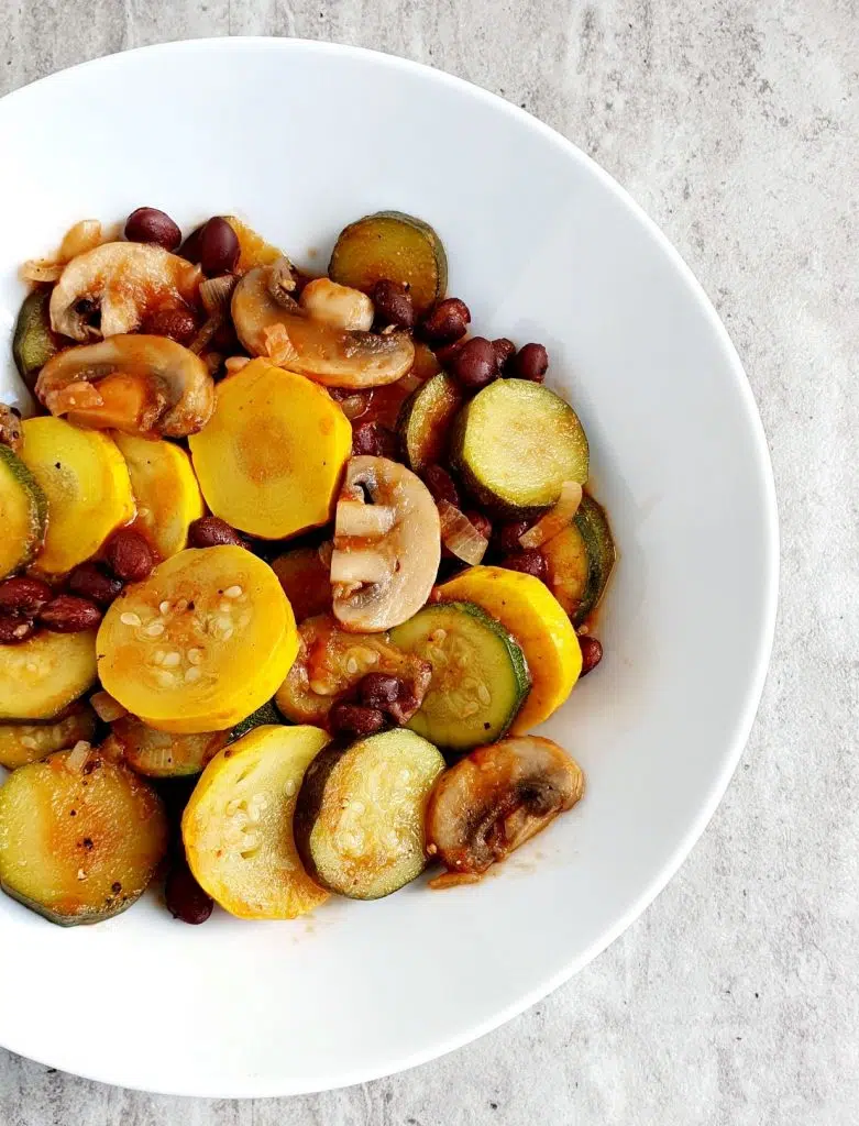 kolorowa cukinia z pieczarkami