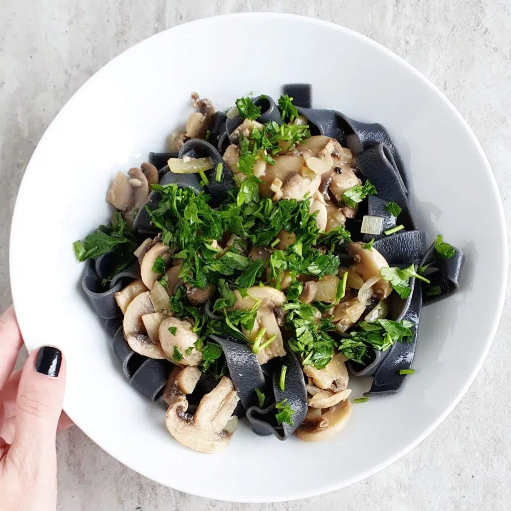 Czarny makaron z pieczarkami