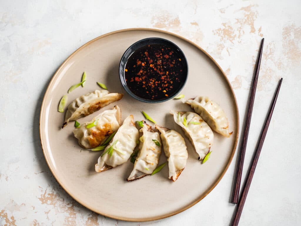 Azjatyckie pierożki gyoza z sosem