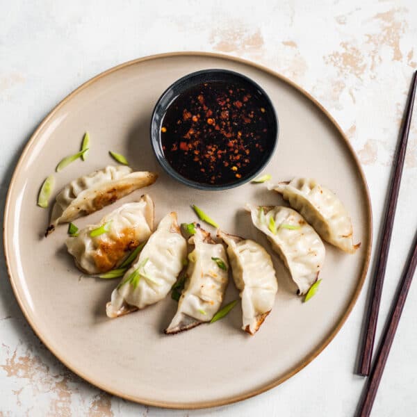 Azjatyckie pierożki gyoza z sosem