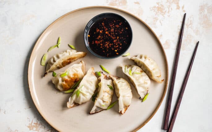 Azjatyckie pierożki gyoza z sosem