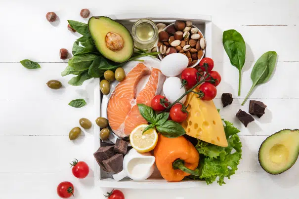 warzywa, owoce, ryby i nabiał symbolizujące zasady zdrowego odżywiania stosowane w diecie pudełkowej fit cateringu 