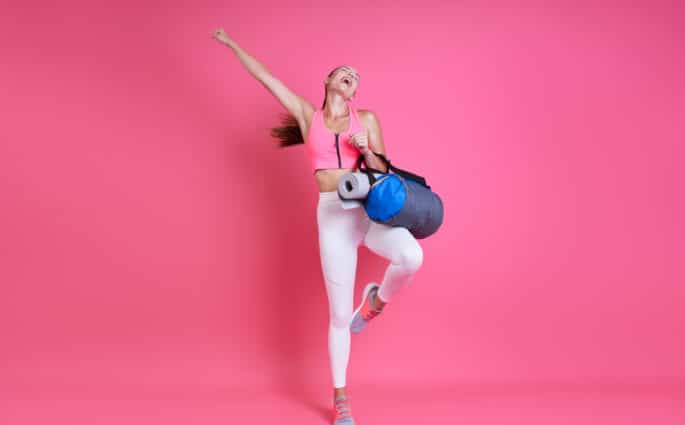 kobieta ze sportową torbą