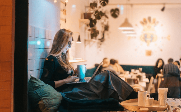 przytulne wnętrze restauracji