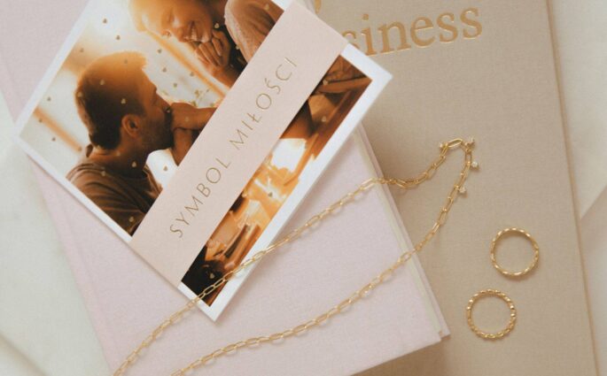 Trendy w złotych obrączkach ślubnych