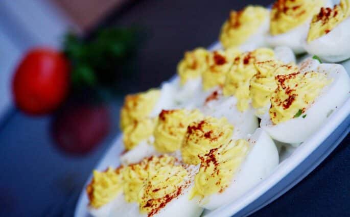 Jajka z żółtym farszem, posypane papryką