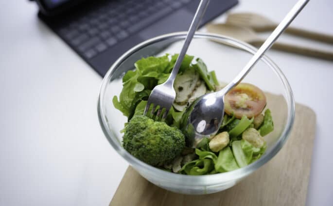 Szybkie sałatki na lunch do pracy - 5 inspiracji