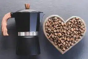 Kawa rzemieślnicza w domowym wydaniu – jak wybrać dobrą kawę i jak zrobić kawę w kawiarce?