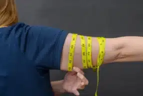 Dlaczego skóra na ramionach traci jędrność z wiekiem?