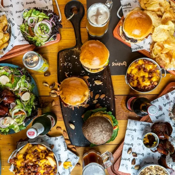 Burger bar na przyjęcie – jak przygotować mięso, bułki i dodatki?