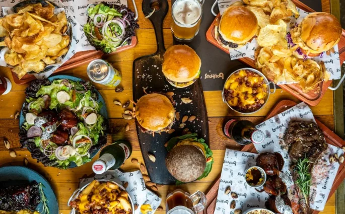 Burger bar na przyjęcie – jak przygotować mięso, bułki i dodatki?